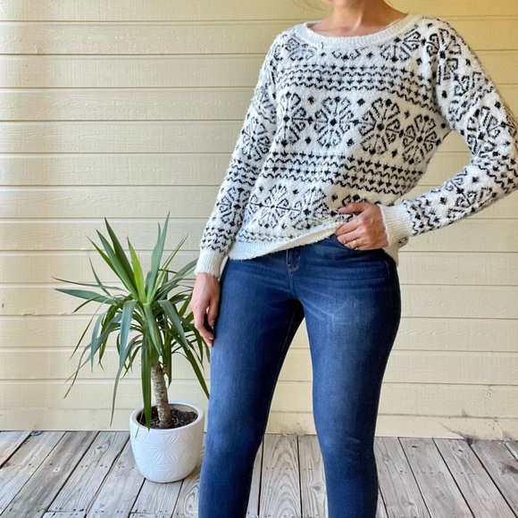 Joseph A. Black & White Patterned Acrylic Sweater, Small - Picture 5 of 5
